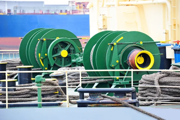 Torno de amarre con halcón — Foto de Stock