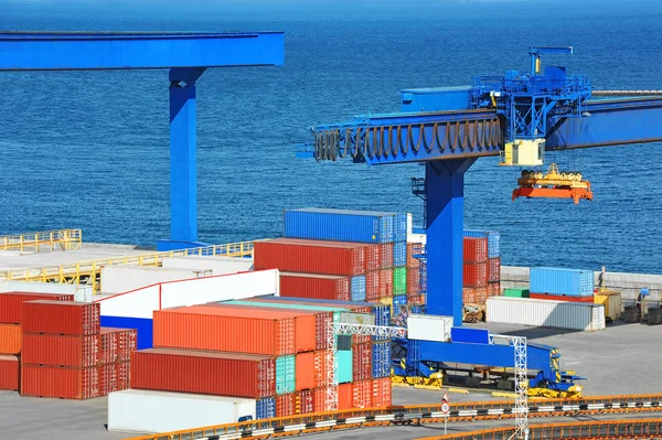 Havnefragtkran og container - Stock-foto
