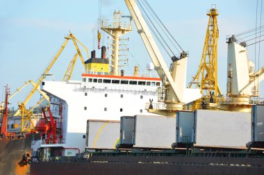 toplu yük gemisi liman vinç altında