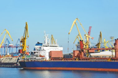 toplu yük gemisi liman vinç altında
