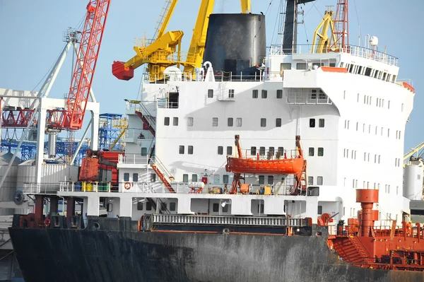 toplu yük gemisi liman vinç altında