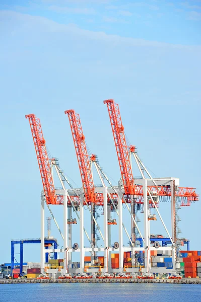 Grue et conteneur de fret portuaire — Photo