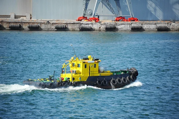 Bogserbåt i hamnen quayside — Stockfoto