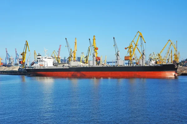 Navio de carga a granel sob guindaste portuário — Fotografia de Stock