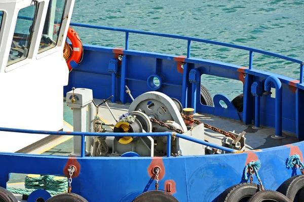 Anchor windlass with chain — Stock Photo, Image