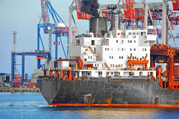 toplu yük gemisi liman vinç altında