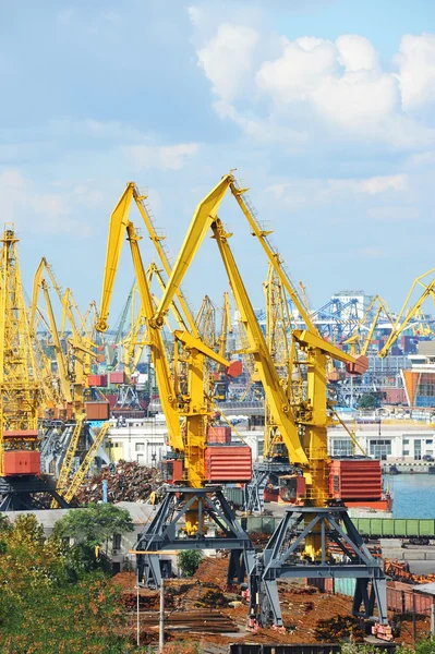 Cargo hamnkranen och metall — Stockfoto