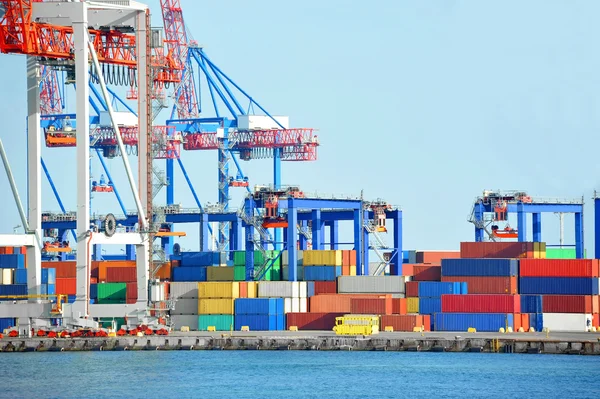 Poort lading kraan en container — Stockfoto