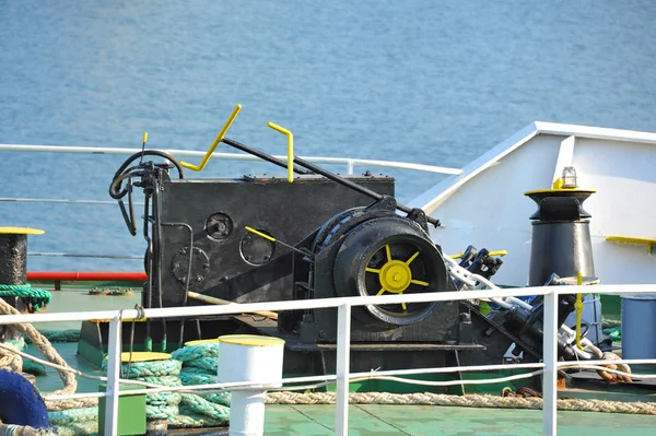 Anchor windlass with chain — Stock Photo, Image