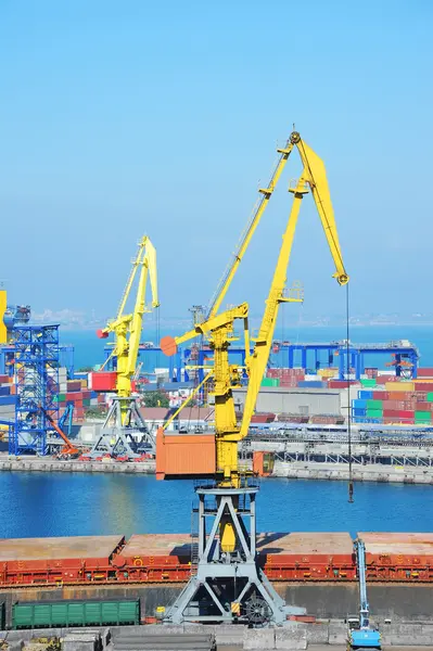 Hafenkran und Container — Stockfoto