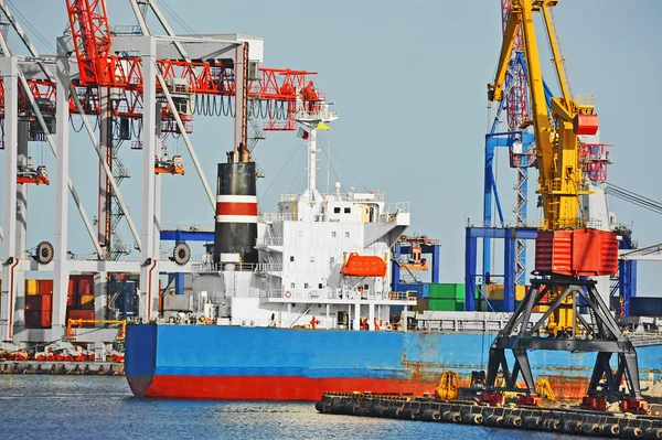 Bulk vrachtschip onder poort kraan — Stockfoto