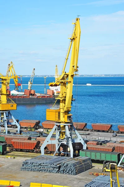 Cargo hamnkranen och metall — Stockfoto