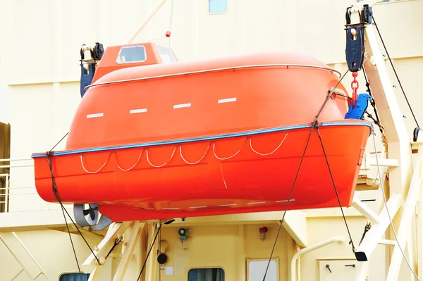 Bateau de sauvetage sur le pont du navire — Photo