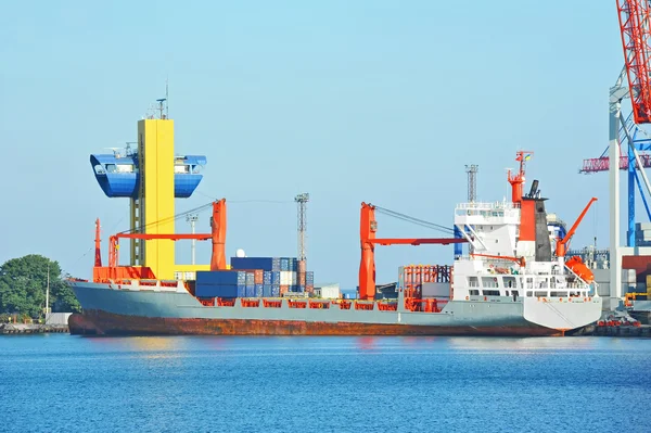 Grue cargo et navire — Photo
