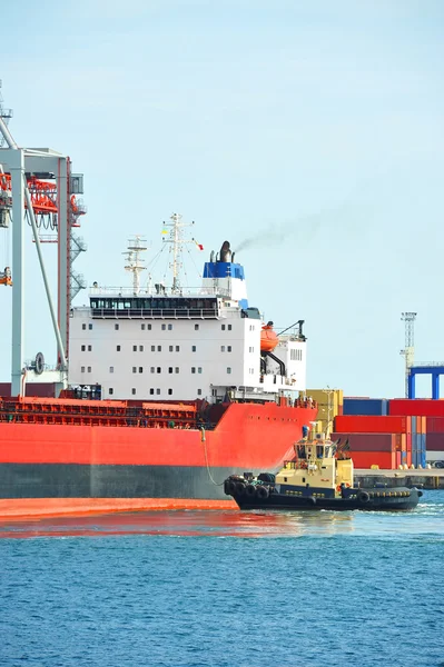 Tugboat assisting bulk cargo ship — Stock Photo, Image