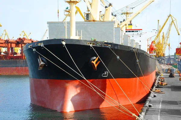 Navio de carga a granel sob guindaste portuário — Fotografia de Stock