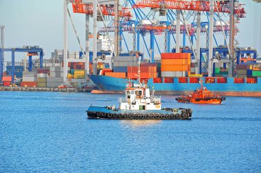 Römorkör ve bağlantı noktasına kargo vinç