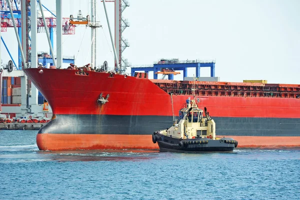 Sleepboot meewerkende bulk vrachtschip — Stockfoto