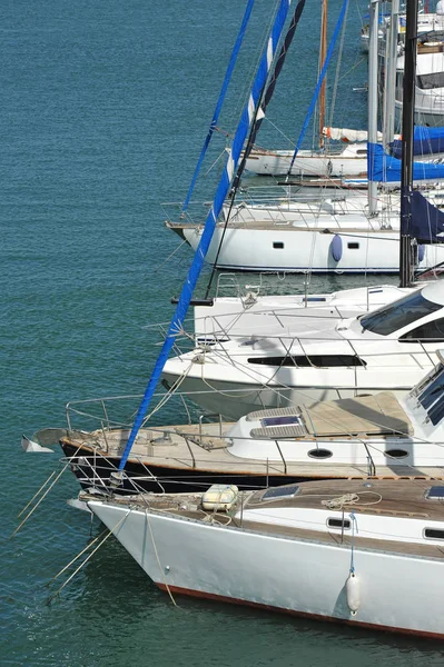 Bateau à moteur en jetée — Photo