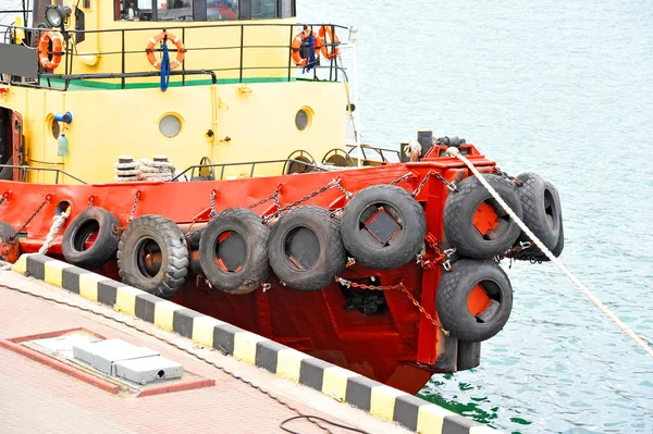 Remolcador en muelle del puerto — Foto de Stock