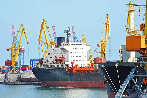 Bulk vrachtschip onder poort kraan — Stockfoto