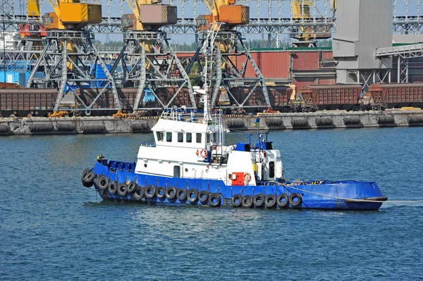 Grúa de carga de remolcador y puerto —  Fotos de Stock