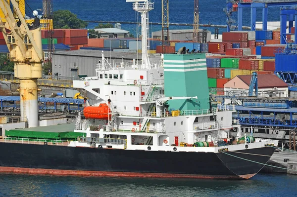 Bulk lastfartyg under hamnkranen — Stockfoto