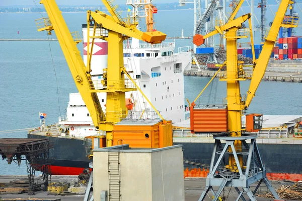 Navio de carga a granel sob guindaste portuário — Fotografia de Stock