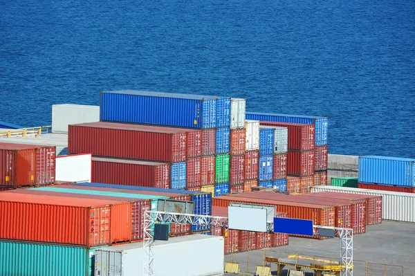Грузовой контейнер в порту — стоковое фото