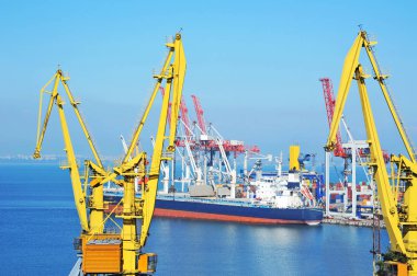 toplu yük gemisi liman vinç altında