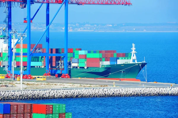 Hafenkran, Schiff und Container — Stockfoto