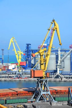 toplu yük gemisi liman vinç altında