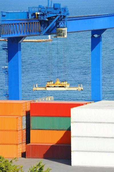 Poort lading kraan en container — Stockfoto