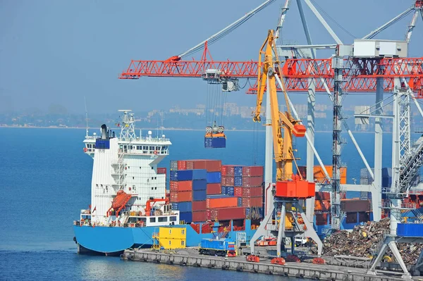 Hafenkran, Schiff und Container — Stockfoto