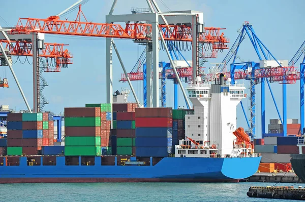 Gru da carico portuale, nave e container — Foto Stock