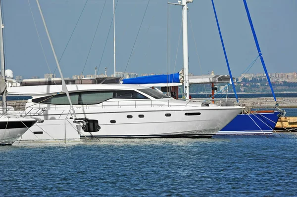 Motor yacht in jetty — Stock Photo, Image