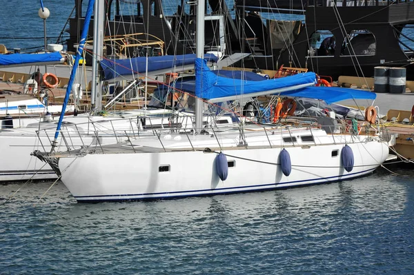 Motor yacht in jetty — Stock Photo, Image