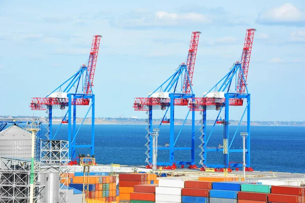 Poort lading kraan en container — Stockfoto