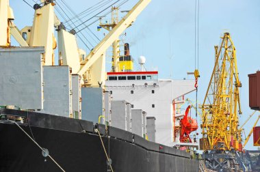 toplu yük gemisi liman vinç altında