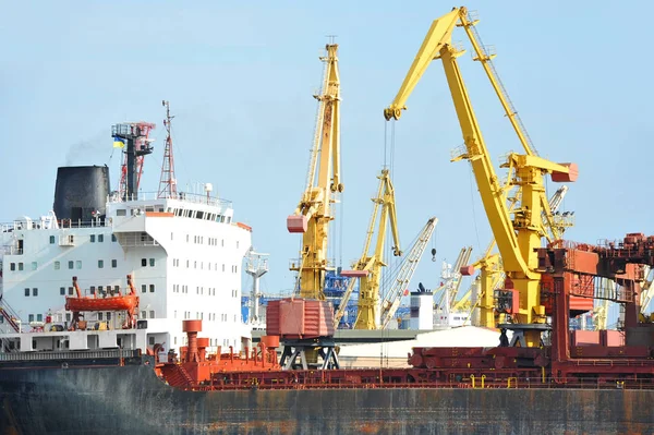 toplu yük gemisi liman vinç altında