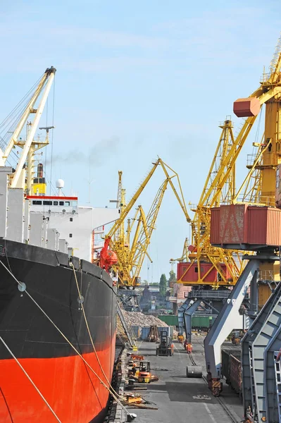 Buque de carga a granel bajo grúa portuaria — Foto de Stock