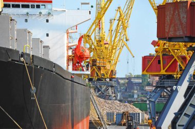 toplu yük gemisi liman vinç altında