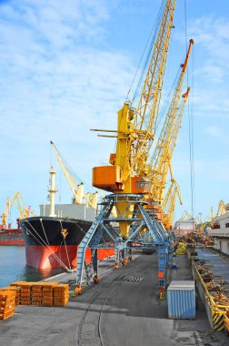 toplu yük gemisi liman vinç altında