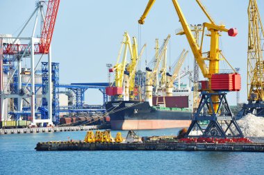 toplu yük gemisi liman vinç altında