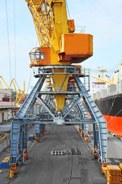 toplu yük gemisi liman vinç altında