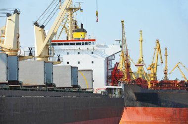 toplu yük gemisi liman vinç altında