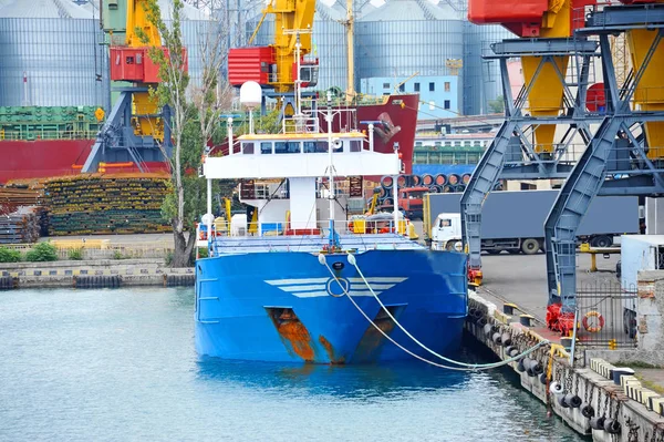 Наливний вантажний корабель під портовим краном — стокове фото