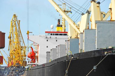 toplu yük gemisi liman vinç altında