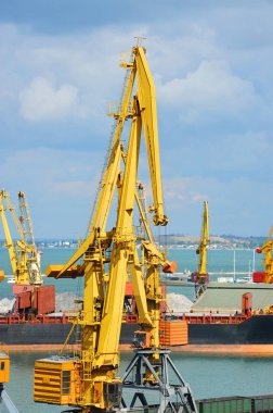 toplu yük gemisi liman vinç altında