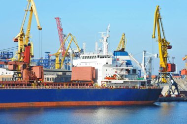 toplu yük gemisi liman vinç altında